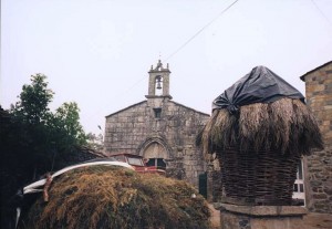 venkovský kostelík při cestě
